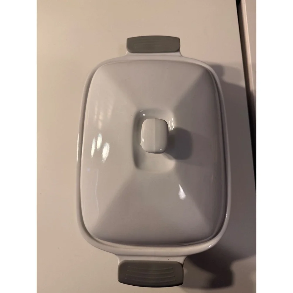 Wolfgang puck 3 quart casserole dish with lid and grey silicone handles